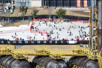 Di Zhejiang, bekas bangunan industri jadi arena karnaval es dan salju