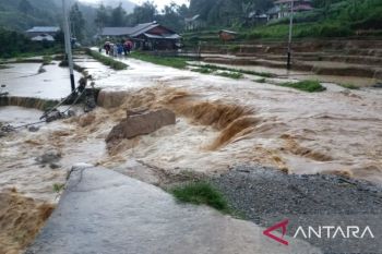 Jalan provinsi penghubung Agam-Limapuluh Kota terputus dampak banjir (Video)