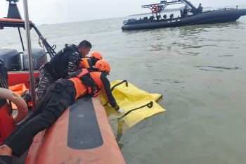 Tim SAR gabungan temukan korban kapal tenggelam di perairan Karimun