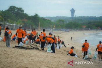 Ratusan relawan bersama Cleo bersihkan Pantai Kedonganan