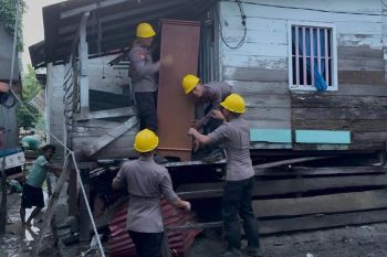 Polda-Sulteng bantu warga terdampak banjir di Kabupaten Donggala dan Palu