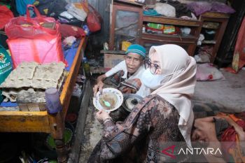 Bupati Gowa bawa pasangan lansia miskin ekstrem jalani perawatan di RSUD