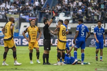 Pelatih Persija menilai pemainnya Bruno Tubarao pantas dapatkan kartu merah