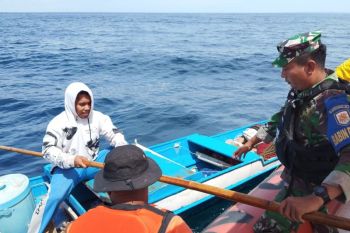 Tim SAR selamatkan nelayan bersama anaknya yang kecelakaan di Wakatobi