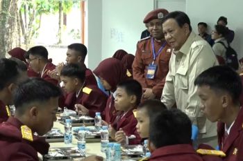 Prabowo tinjau penyelenggaraan MBG di Sekolah Rakyat Banjarbaru
