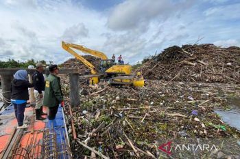 Banjarmasin bersihkan sampah besar kiriman hulu di Sungai Martapura