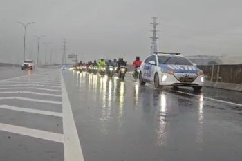 Ratusan pemotor di Jakarta lewat jalan tol imbas jalan arteri banjir