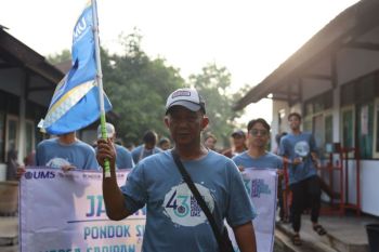 Semarakan Milad ke-43, Pondok Hajjah Nuriyah Shabran UMS adakan acara jalan sehat bersama warga