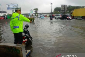 Akses jalan menuju Bandara Soekarno-Hatta tergenang air