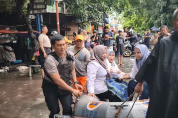 Polisi evakuasi guru yang sakit saat banjir di Pademangan