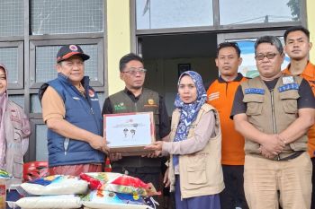 BPBD Sulsel serahkan bantuan logistik untuk pengungsi banjir Makassar