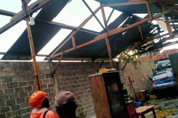 Diterjang puting beliung, 41 rumah warga di Tulungagung rusak