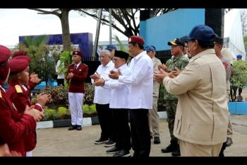 Prabowo nyanyi lagu ulang tahun untuk siswi Sekolah Rakyat Banjarbaru