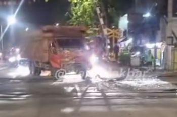 Sebuah truk tertabrak kereta saat mogok di perlintasanKebon Jeruk
