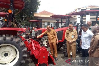 Pemkab Bantul salurkan bantuan 17 alat mesin pertanian bagi gapoktan