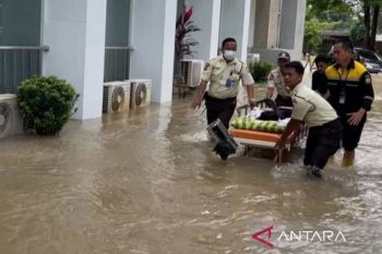 Kebanjiran, pasien RSUD Kota Serang dipapah hingga digendong petugas