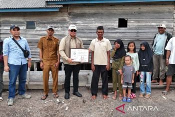 Pemprov Kaltim terangi kampung pesisir dengan 40 unit PLTS APDAL