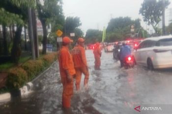 Petugas gabungan atasi banjir di Jalan DI Panjaitan Jaktim
