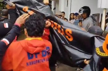 Warga Kudus diimbau tak mandi di sungai saat musim hujan