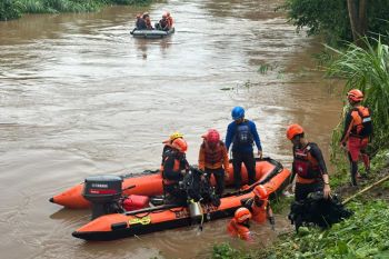 Seorang warga terbawa arus saat menyeberangi Sungai Belapunraga Gowa