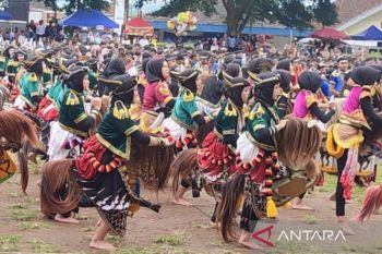 ribuan penari jaran kepang menari di Alun-Alun Temanggung