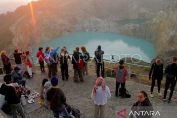 Kawah Gunung Kelimutu longsor akibat curah hujan tinggi