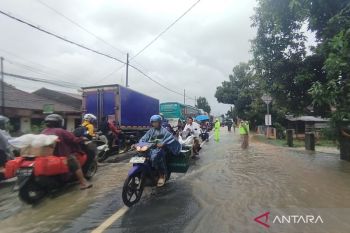 Polisi terjunkan personel untuk mengatur jalan pantura Kudus yang kebanjiran