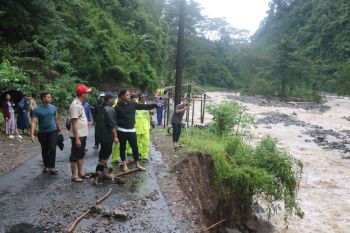 Akses ke Desa Tempur Jepara mulai terbuka, listrik kembali menyala