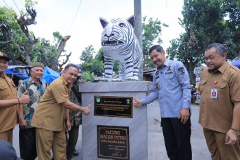 Kemenkum Jatim beri sertifikat hak cipta Patung Macan Putih di Kediri