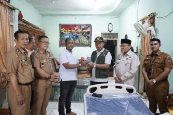 Wawako Maigus Nasir salurkan bantuan untuk warga penderita stroke di Parupuak Tabiang