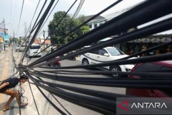 Pemkab Karawang tata jaringan kabel utilitas udara yang semrawut