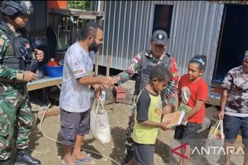 Satgas Yonif 511/DY salurkan paket bapok bagi warga Karubaga Tolikara