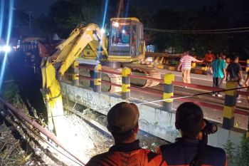 Cegah risiko banjir, BPBD Probolinggo bersihkan hulu jembatan Avour