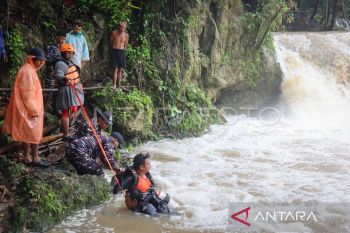 Tim SAR melanjutkan pencarian wisatawan yang tenggelam di Manggarai