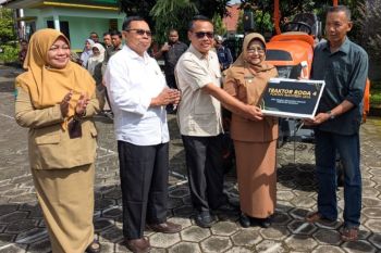 Pemkab Magetan salurkan bantuan alsintan kepada kelompok tani