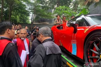 Hakim periksa langsung barbuk Ferrari-Harley Davidson kasus suap CPO