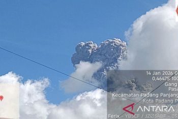Gunung Marapi semburkan abu vulkanik setinggi 1.600 meter pada Rabu pagi