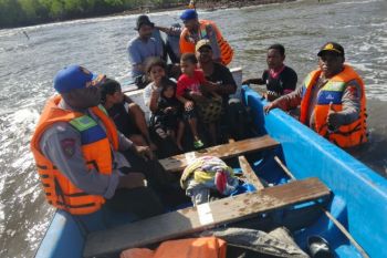 Polisi evakuasi penumpang perahu motor terbalik di Waropen