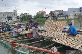 Jembatan desa terendam banjir, TNI-Polri bangun akses darurat warga