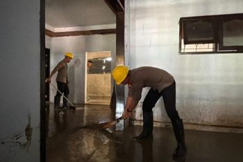 Brimob Polda-Sulteng bersihkan rumah warga terdampak banjir di Donggala
