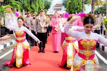 Tari Landhung Situbondo warnai penyambutan kapolres baru