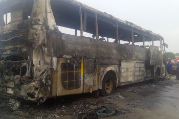 Bus terbakar di KM 93 Tol Bakauheni--Terbanggi Besar, sopir dan penumpang selamat