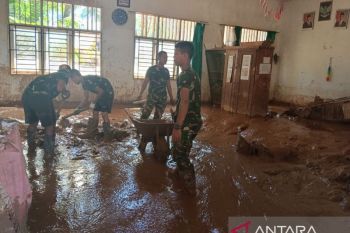 TNI AD kerahkan prajurit bersihkan sekolah di lokasi bencana di Sumut
