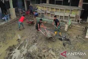 Prajurit TNI AD bersihkan sekolah dari tumpukan lumpur di Aceh Tamiang