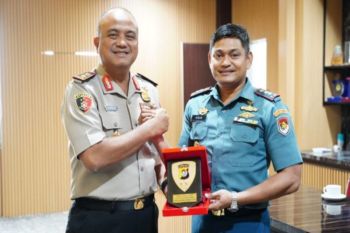 Polda Sulbar dan Lanal Mamuju memperkuat pengawasan wilayah maritim