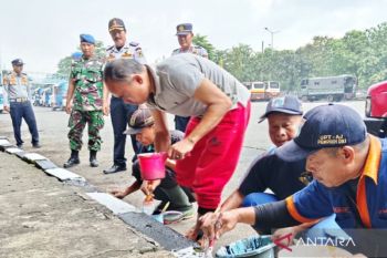 Pagar dan kanstin Terminal Kampung Rambutan dicat ulang