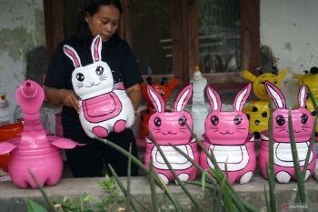 Kerajinan pot karakter dari limbah galon air