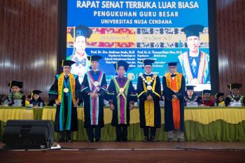 Undana kukuhkan dua Guru Besar perkuat peran akademik di NTT