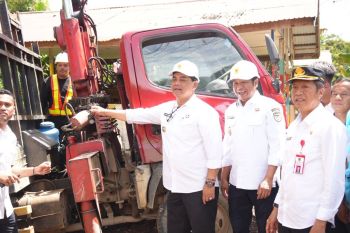Bupati Barut komitmen tingkatkan listrik desa untuk pemerataan pembangunan