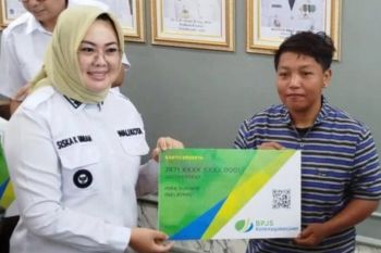 Pemkot Kendari salurkan kartu BPJS Ketenagakerjaan ke 1.500 pekerja informal